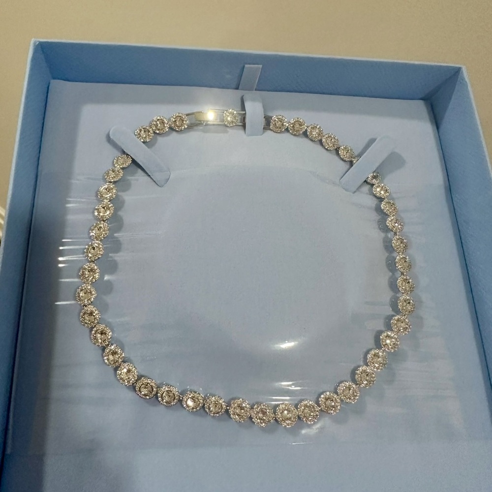Elegant Silver Necklace with Crystal Accents